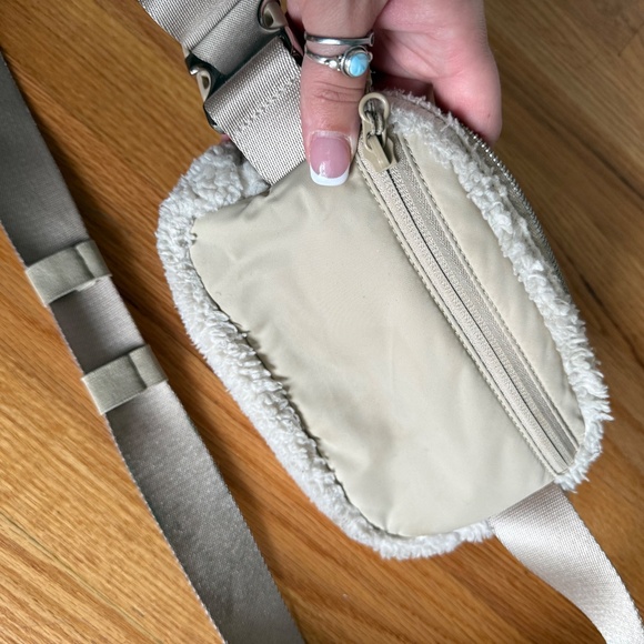 Lululemon Belt Bag Fanny Pack Fuzzy - Picture 8 of 9